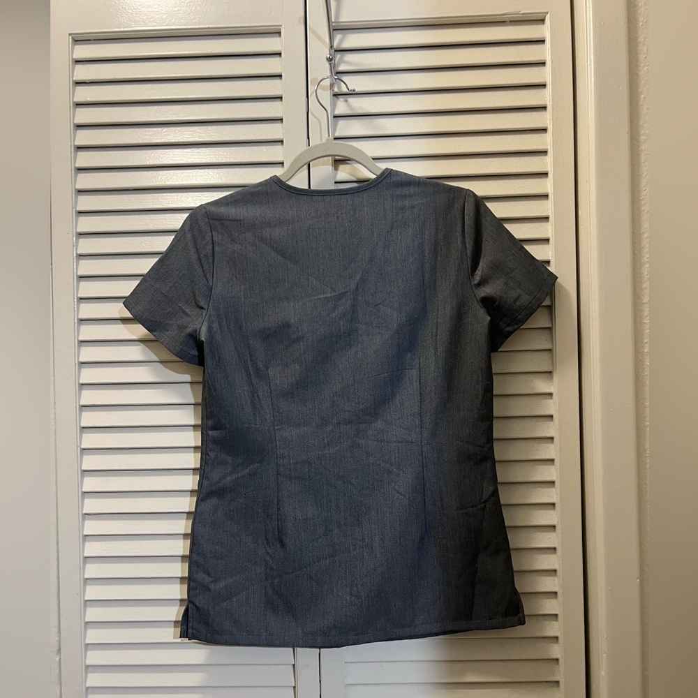 Figs Casma Three-Pocket Scrub Top FW1100 Graphite - Picture 10 of 10
